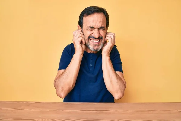 Hombre Hispano Mediana Edad Con Ropa Casual Sentado Mesa Cubriendo —  Fotos de Stock