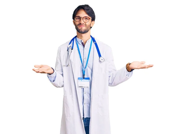 Bonito Hispânico Vestindo Uniforme Médico Estetoscópio Expressão Indolente Confusa Com — Fotografia de Stock