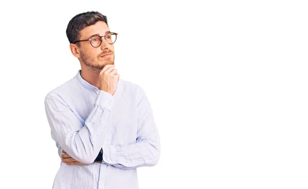 Joven Guapo Con Oso Vistiendo Elegante Camisa Negocios Gafas Con — Foto de Stock