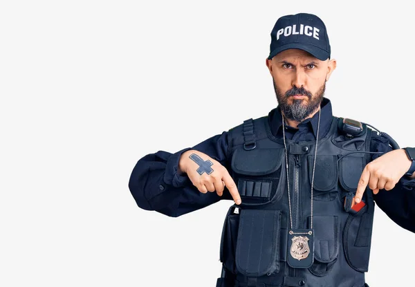 Jovem Bonito Vestindo Uniforme Policial Apontando Para Baixo Olhando Triste — Fotografia de Stock