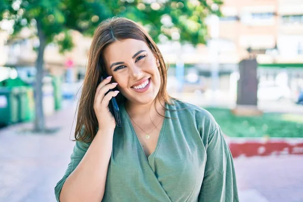 Молода Іспаномовна Жінка Посміхається Щаслива Розмова Смартфоні Йде Вулиці Міста — стокове фото