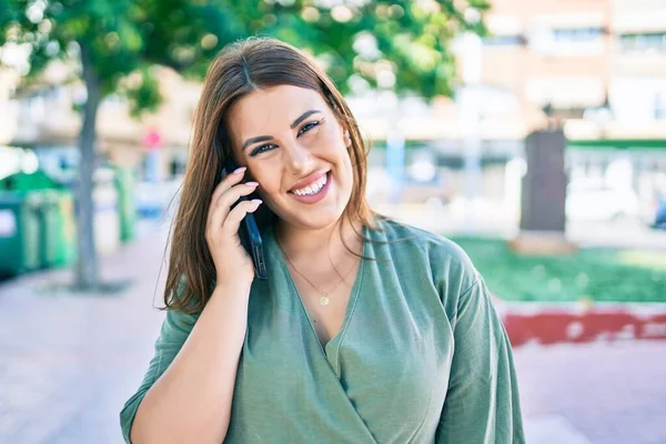 Jovem Hispânica Sorrindo Feliz Falando Smartphone Andando Rua Cidade — Fotografia de Stock