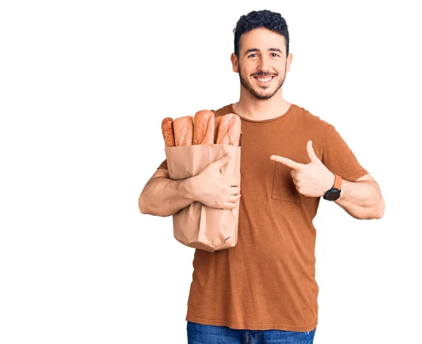 Jovem Hispânico Homem Segurando Saco Papel Com Pão Sorrindo Feliz — Fotografia de Stock