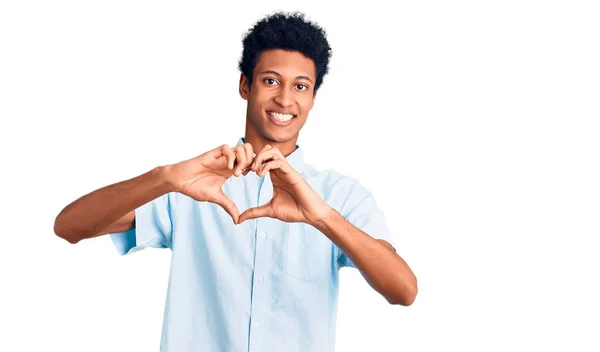 Jovem Afro Americano Vestindo Roupas Casuais Sorrindo Amor Fazendo Forma — Fotografia de Stock