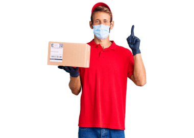 Tıbbi maske takan sakallı yakışıklı sarışın bir adam bir fikre ya da soru işaretine şaşırdı. 