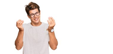 Yakışıklı beyaz adam, günlük kıyafetler ve gözlük takıyor, para yapıyor, el kol hareketi yapıyor, maaş istiyor, milyonerlik işi yapıyor. 