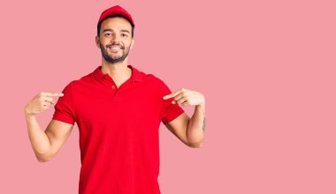 Genç, yakışıklı, kurye üniforması giyen, kendine güvenen, yüzünde gülümseme olan, kendini gururlu ve mutlu gösteren bir İspanyol.. 