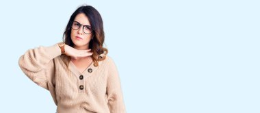 Güzel, genç, esmer bir kadın. Günlük kıyafetler ve gözlük takıyor. Bıçak niyetine boğazını kesiyor. 