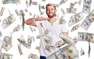 Genç, sarışın, sıradan tişörtler giyen, elleriyle gözlerini kapatan, üzgün ve korku ifadeli hareketler yapan yakışıklı bir adam. utangaç ve olumsuz kavram.