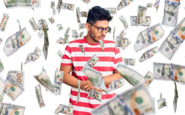 Yakışıklı Latin Amerikalı genç adam gündelik kıyafetler giyiyor ve elleri karnında gözlükler takıyor çünkü hazımsızlık, acı verici hastalıklar, kendini iyi hissetmiyor. Ağrı kavramı.