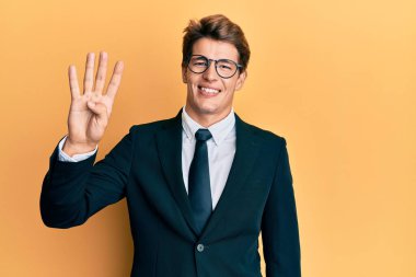 Yakışıklı, beyaz takım elbiseli, kravatlı dört numaralı parmaklarıyla kendini beğenmiş ve mutlu bir şekilde gülümseyen adam.. 