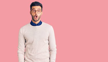 Zarif kıyafetler ve gözlük takan yakışıklı İspanyol bir adam. Şaşırmış ve korkmuş bir ifade, korku ve heyecanlı bir yüz ifadesi var.. 