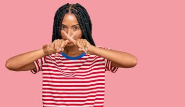 Güzel İspanyol kadın gündelik kıyafetler giyiyor. Reddedilme ifadesi. Eksi işaretler yapıyor. 