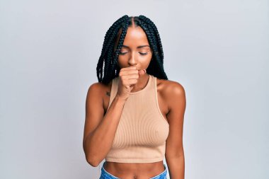 Güzel İspanyol kadın gündelik kıyafetler giyip kendini kötü hissediyor ve soğuk algınlığı veya bronşitin belirtisi olarak öksürüyor. sağlık hizmeti kavramı. 