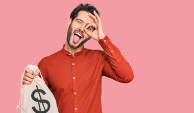 Dolarları tutan genç İspanyol adam gülümsüyor. Mutluluktan gülümsüyor. Elleri gözlerinde, parmaklarının arasından bakıyor. 