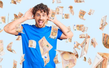 Kıvırcık saçlı, sıradan giyinen, neşeli gülümseyen, elleri ve yüzü görünen genç yakışıklı bir adam. Şaşırdım ve çıktım.