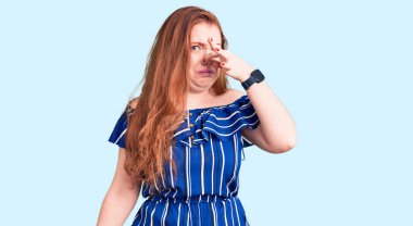 Genç, güzel, kızıl saçlı bir kadın sıradan kıyafetler giyiyor. Kokuşmuş ve iğrenç bir koku alıyor. Dayanılmaz bir koku. Kötü kokuyor. 