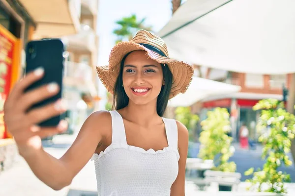 Young Latin Girl Wearing Summer Style Making Selfie Smartphone Street — Stock Photo, Image