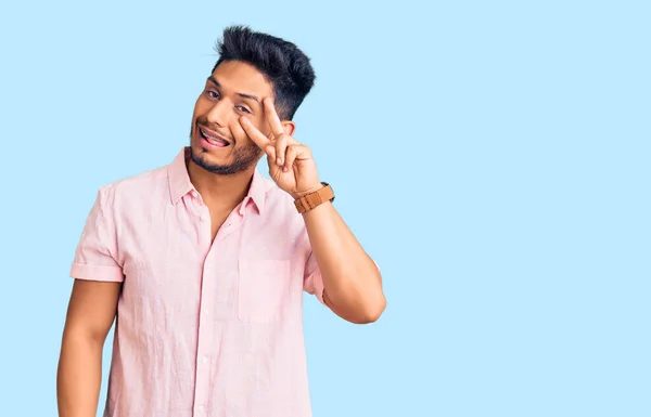 Guapo Joven Latinoamericano Con Camisa Verano Casual Haciendo Símbolo Paz — Foto de Stock