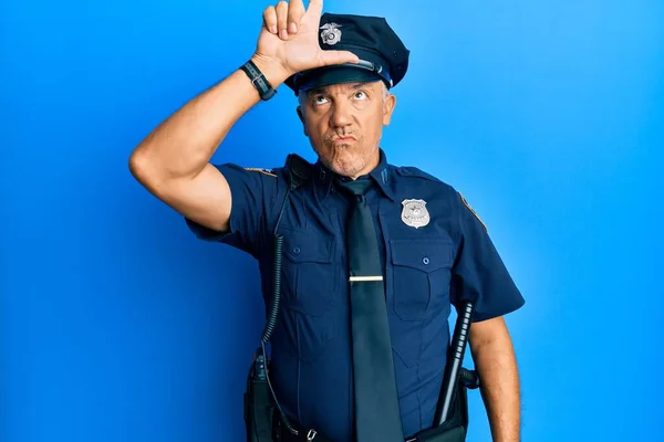 Красивий Зрілий Чоловік Поліцейській Формі Насміхається Над Людьми Пальцями Лобі — стокове фото