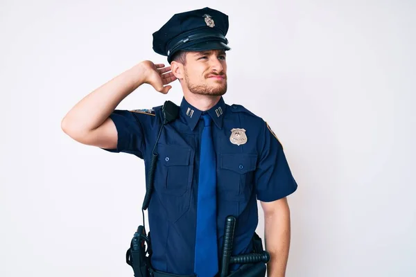 Ung Kaukasisk Man Klädd Polisuniform Förvirra Och Undrar Frågan Osäker — Stockfoto