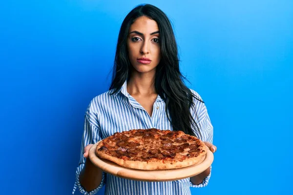 Güzel Spanyol Kadın Elinde Lezzetli Pepperonili Şüpheci Gergin Bir Pizza — Stok fotoğraf