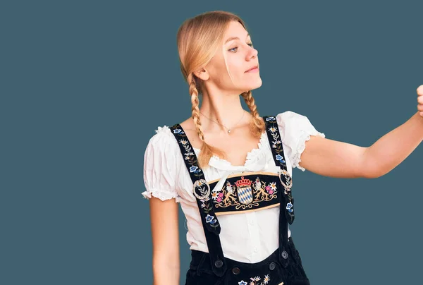 Junge Schöne Blonde Frau Oktoberfestkleid Sieht Stolz Aus Lächelt Und — Stockfoto