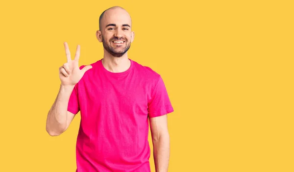 Junger Gutaussehender Mann Trägt Lässiges Shirt Und Zeigt Mit Finger — Stockfoto