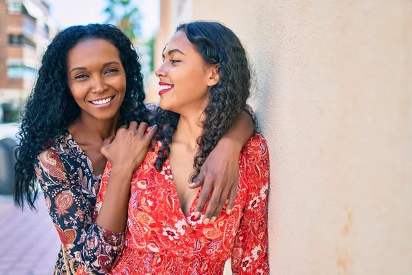 Afroamerikanische Mutter Und Tochter Umarmen Sich Und Lächeln Glücklich Die — Stockfoto