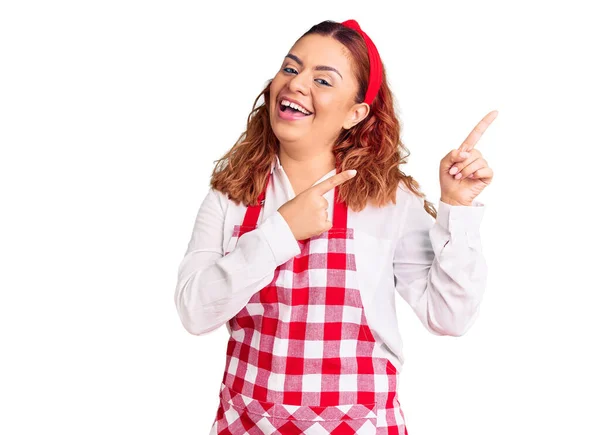 Mujer Latina Joven Con Delantal Sonriente Mirando Cámara Apuntando Con — Foto de Stock