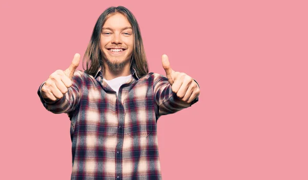 Uzun Saçlı Hippi Gömleği Giyen Eli Ile Olumlu Jest Yapmayı — Stok fotoğraf