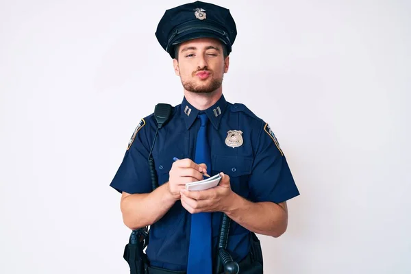 Beyaz Polis Üniforması Giyen Genç Bir Adam Iyi Yazıyor Kameraya — Stok fotoğraf