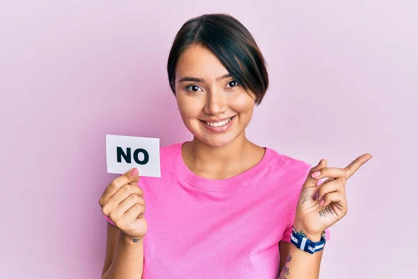 Hermosa Joven Con Pelo Corto Sin Mensaje Palabra Sonriendo Feliz —  Fotos de Stock