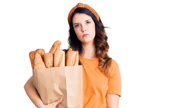 Hermosa Joven Morena Sosteniendo Bolsa Papel Con Actitud Pensamiento Pan — Foto de Stock