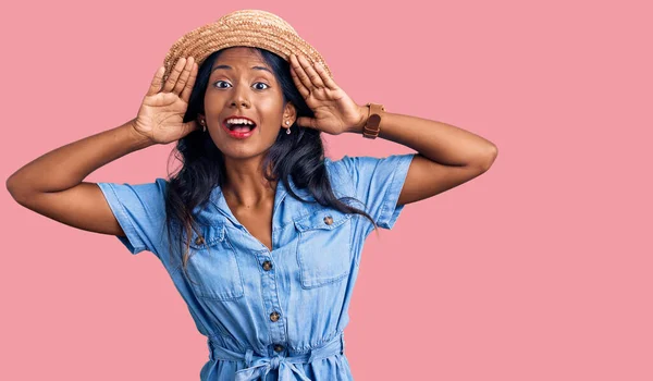 Yazlık Şapkalı Neşeli Gülümseyen Genç Hintli Kız Elleriyle Dikizleme Oyunu — Stok fotoğraf