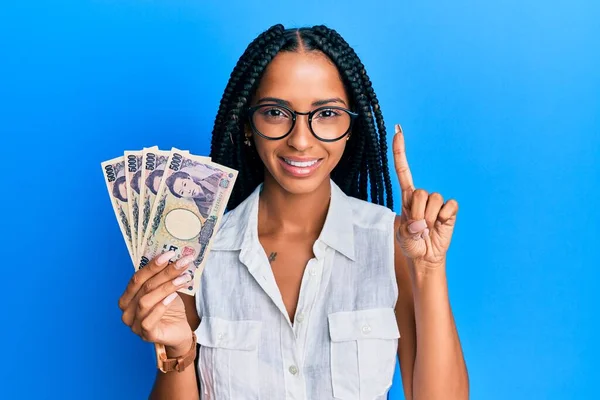 Hermosa Mujer Hispana Sosteniendo Billetes Yen Japoneses Sonriendo Con Una —  Fotos de Stock