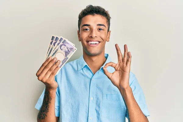 Joven Hombre Afroamericano Guapo Sosteniendo 5000 Billetes Yen Japoneses Haciendo —  Fotos de Stock