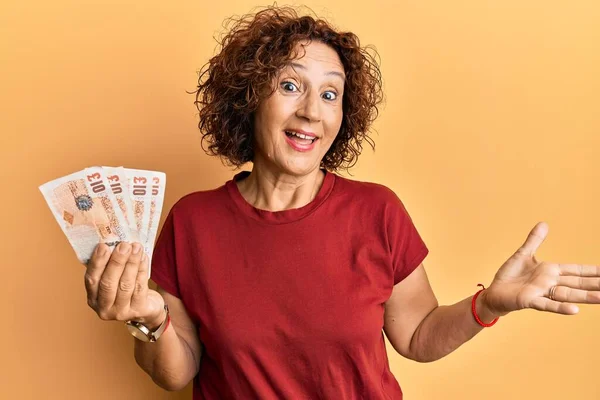 Schöne Reife Frau Mittleren Alters Mit Pfund Banknoten Die Errungenschaften — Stockfoto