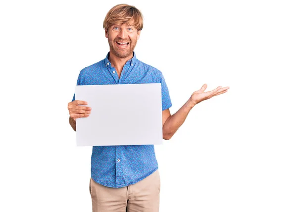 Przystojny Biały Mężczyzna Brodą Trzymający Plakat Sprzedaży Świętujący Zwycięstwo Szczęśliwym — Zdjęcie stockowe