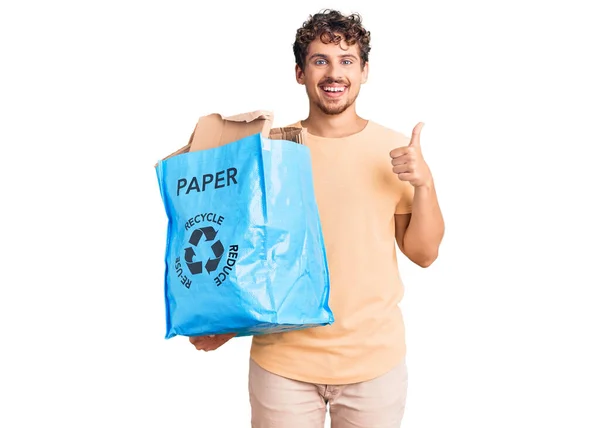 Junger Gutaussehender Mann Mit Lockigem Haar Der Recycling Papierkorb Mit — Stockfoto