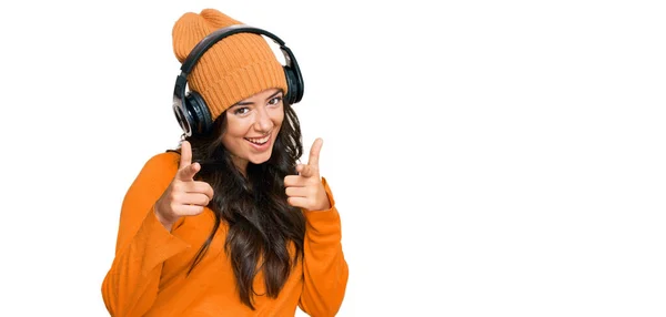 Hermosa Joven Morena Escuchando Música Usando Auriculares Apuntando Con Los — Foto de Stock