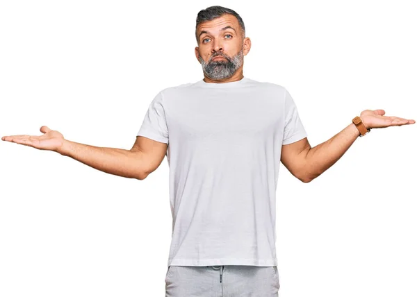 Ein Gutaussehender Mann Mittleren Alters Der Legeres Weißes Shirt Trägt — Stockfoto