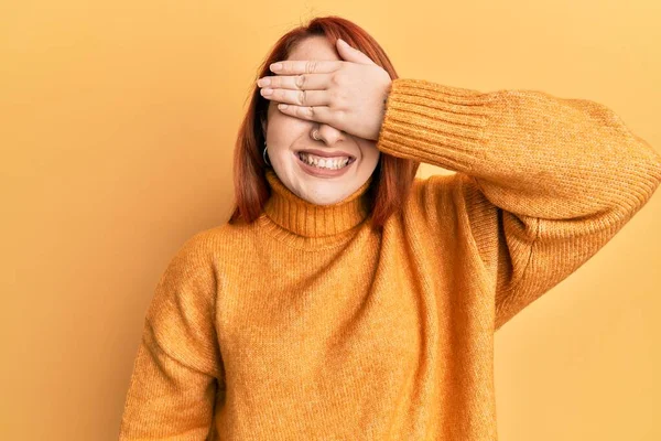 Hermosa Pelirroja Vistiendo Suéter Casual Invierno Sobre Fondo Amarillo Sonriendo — Foto de Stock