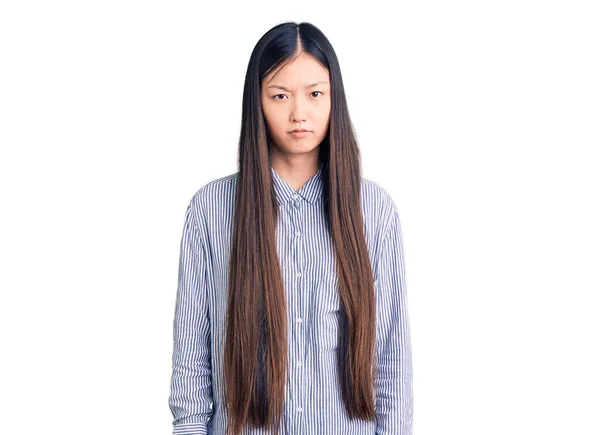 年轻美丽的中国女人穿着休闲装 疑神疑鬼 神经质 因问题皱着眉头 消极的人 — 图库照片