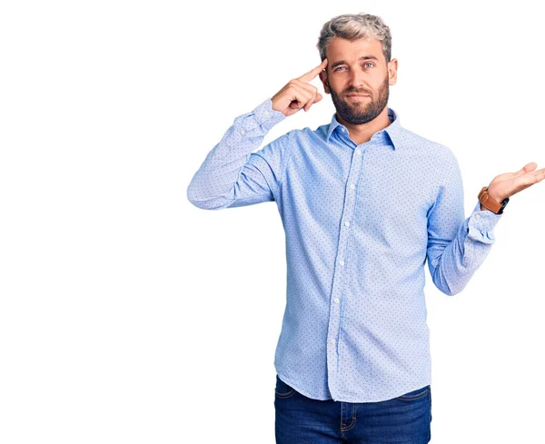 Jonge Knappe Blonde Man Draagt Elegante Shirt Verward Geïrriteerd Met — Stockfoto