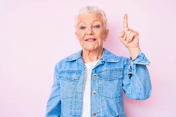 Mujer Hermosa Senior Con Ojos Azules Cabello Gris Con Chaqueta — Foto de Stock