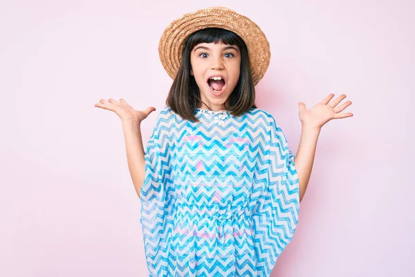 Menina Com Estrondo Usando Vestido Verão Chapéu Celebrando Vitória Com — Fotografia de Stock