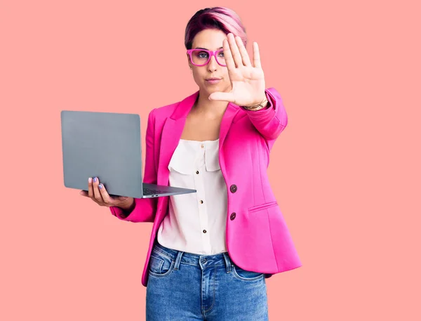 Młoda Piękna Kobieta Różowymi Włosami Okularach Trzyma Laptopa Otwartą Ręką — Zdjęcie stockowe