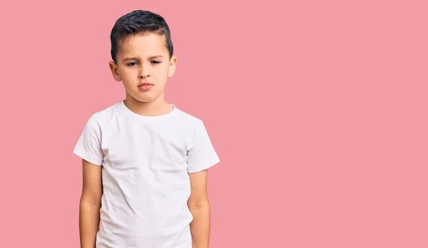 Pequeño Niño Lindo Con Camiseta Blanca Casual Con Expresión Seria — Foto de Stock