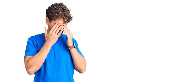 Homem Bonito Jovem Com Cabelo Encaracolado Vestindo Roupas Casuais Esfregando — Fotografia de Stock